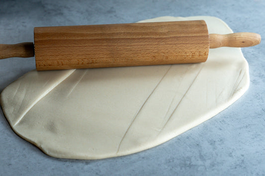 Struggling with lines on your dough? They’re often caused by sharp-edged American-style rolling pins. Switch to Rolling Wonder’s tapered design for a smooth, seamless finish with ease.